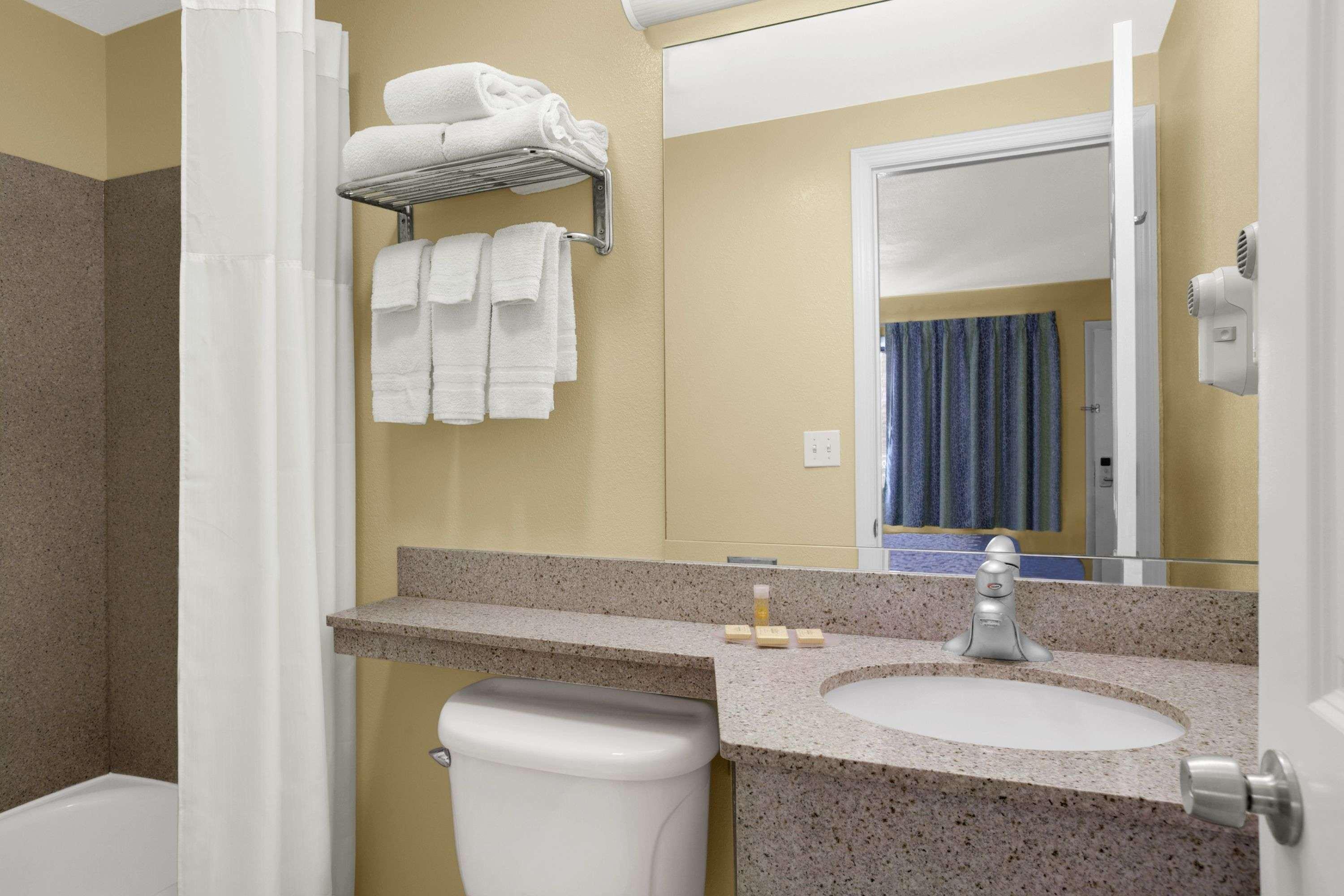 Days Inn By Wyndham Middletown New Hampton Extérieur photo